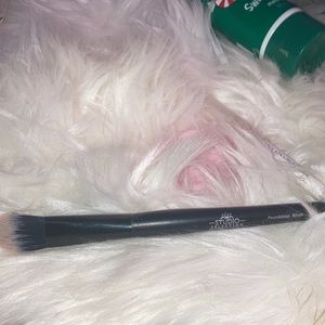 Néw studio selection foundation brush